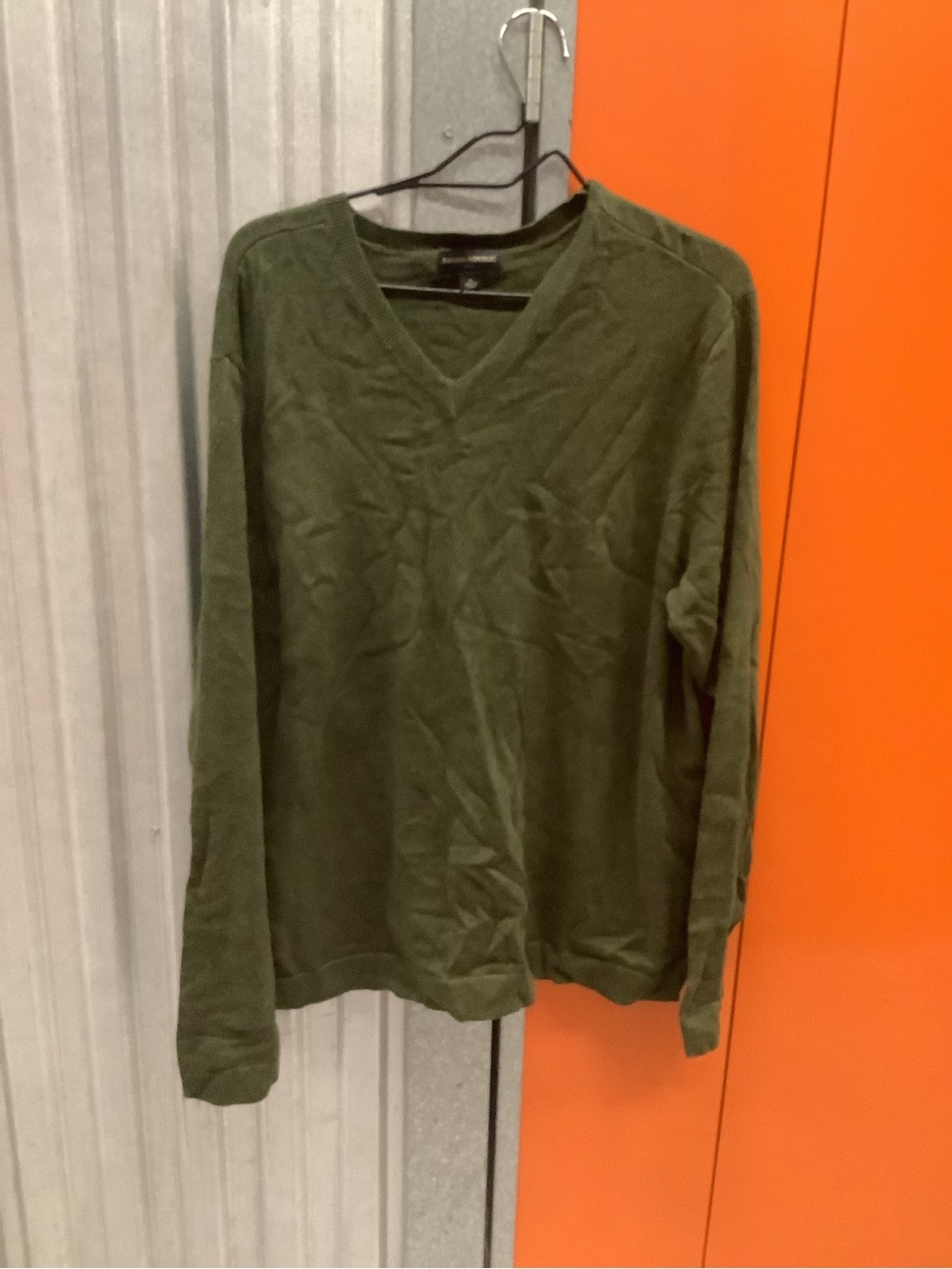Banana Republic Men's V-Neck Sweater in Olive